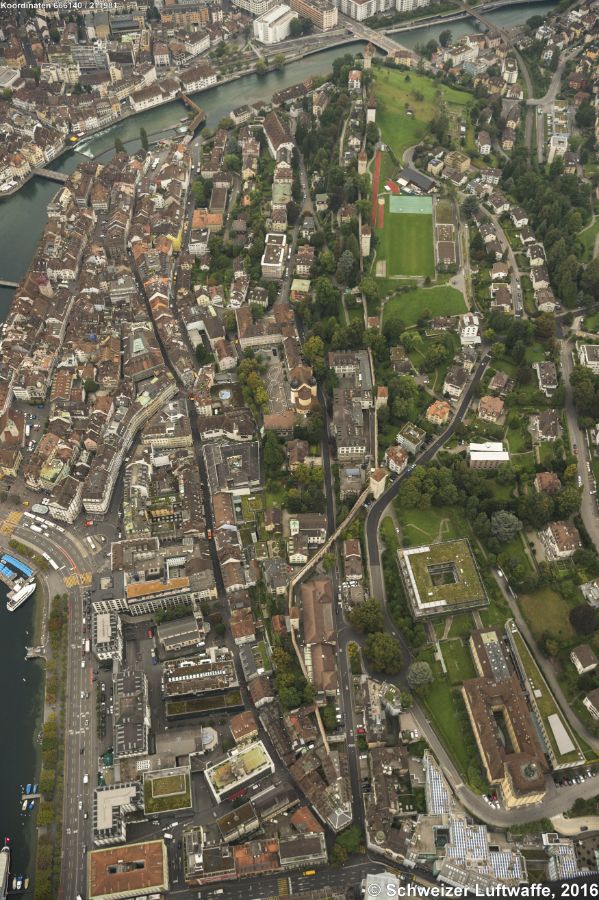 Museggmauer und -türme durchs Bild von unten (NE) nach oben (SE) verlaufend. Geknickte Spreuerbrücke am obern Bildrand. Kantonsschule Musegg im Zentrum des Bildes (2'665'934.56, 1'211'895.68).